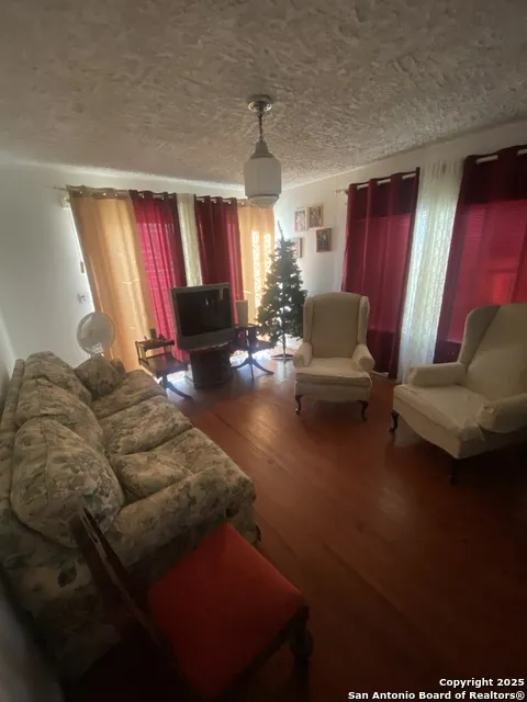 516 W Dunlap Sabinal, TX 78881