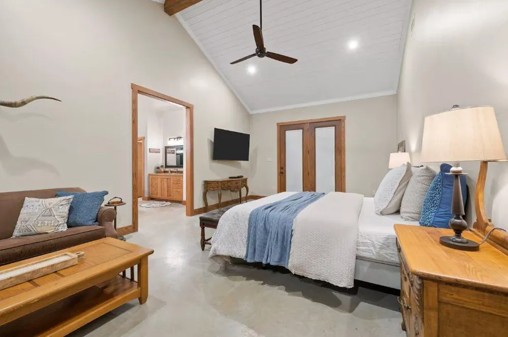 395 County Road 470 Lott, TX 76656