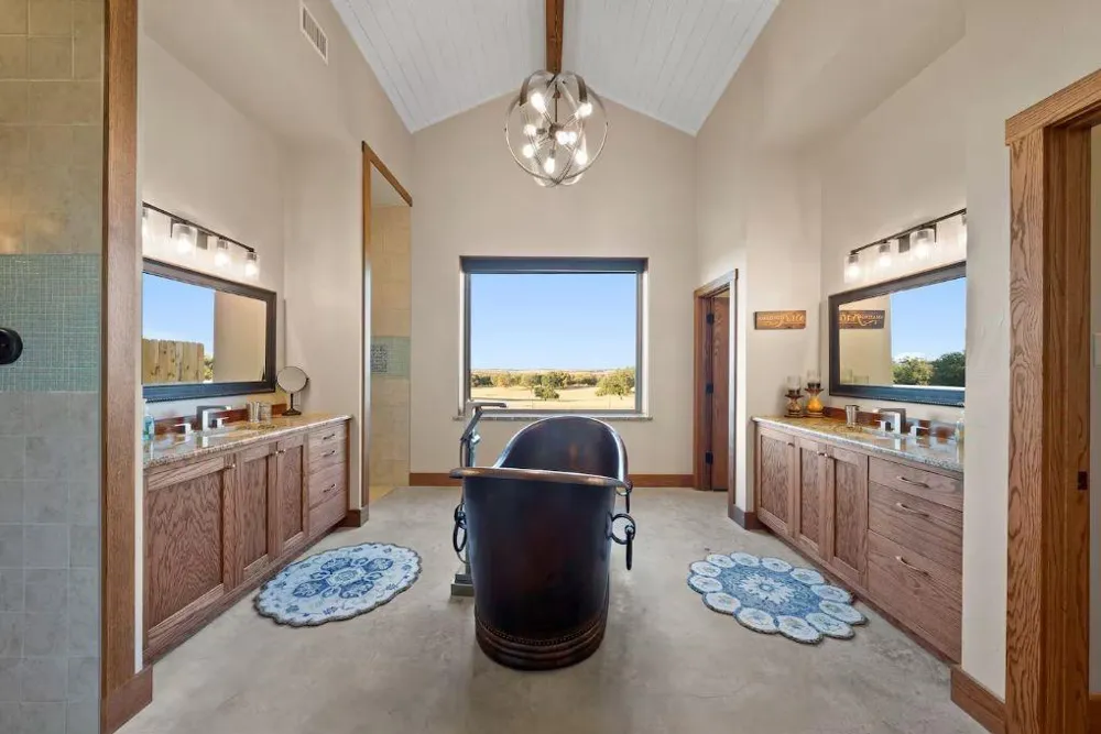 395 County Road 470 Lott, TX 76656