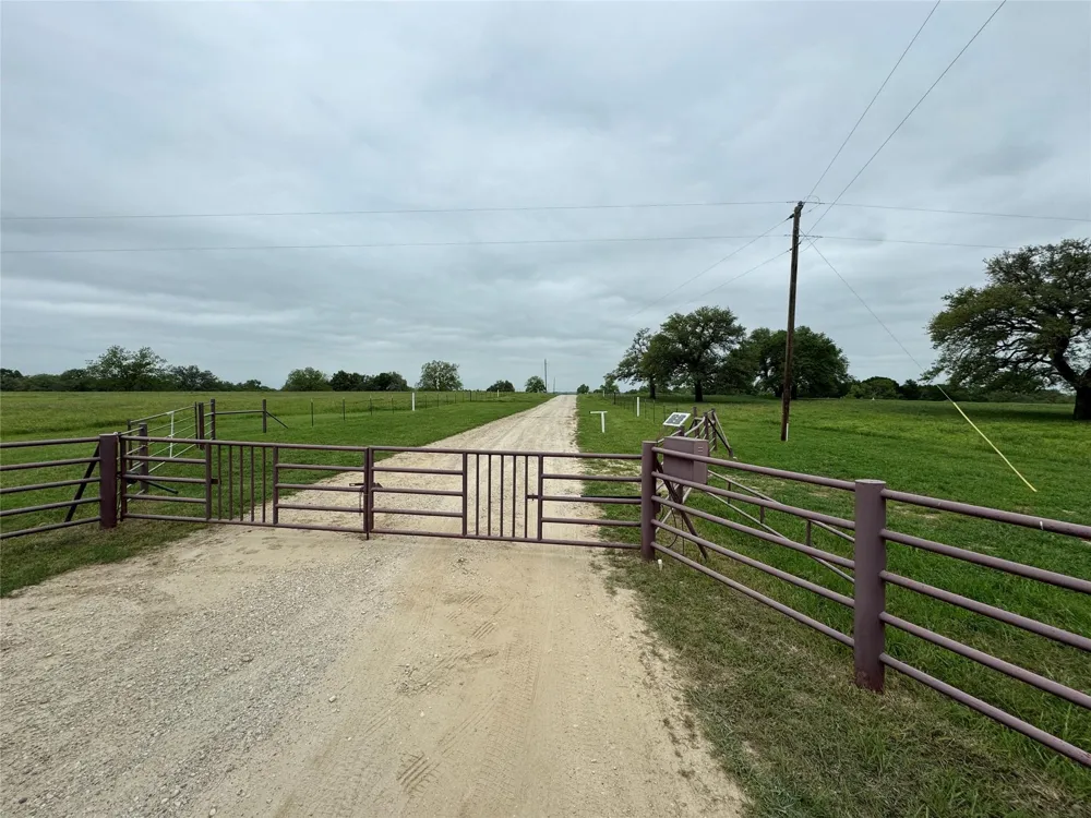 395 County Road 470 Lott, TX 76656