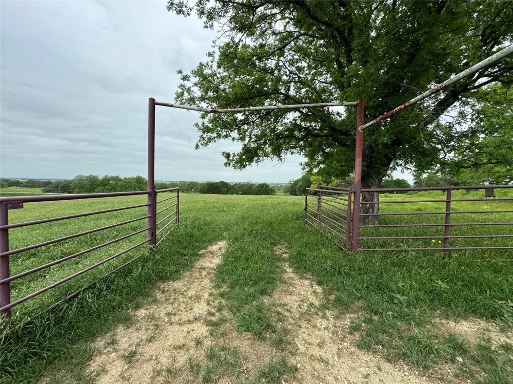 395 County Road 470 Lott, TX 76656