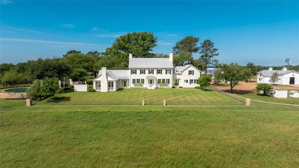 2228 Centerhill Road Bellville, TX 77418