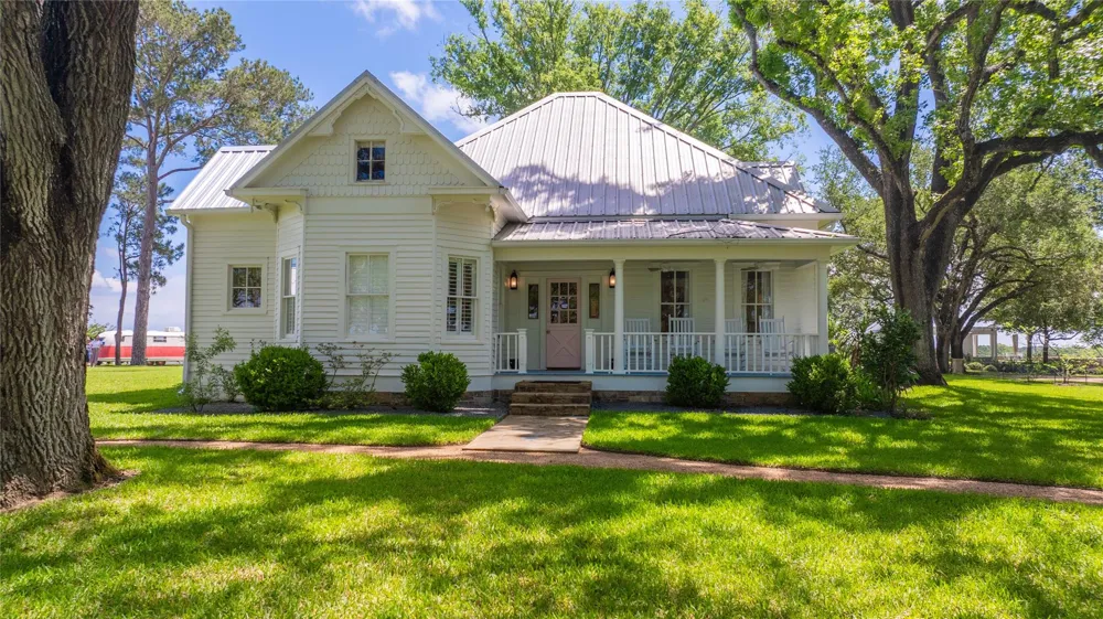 2228 Centerhill Road Bellville, TX 77418