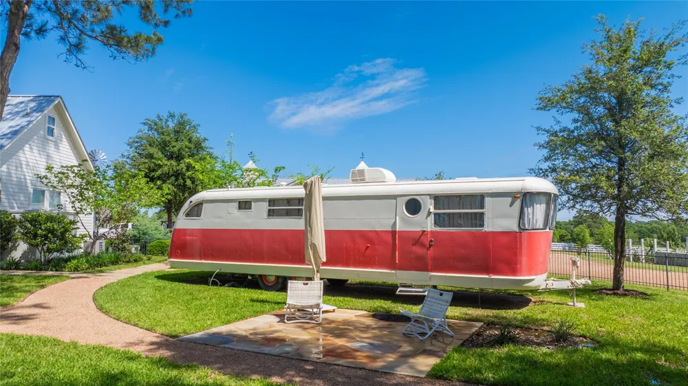 2228 Centerhill Road Bellville, TX 77418