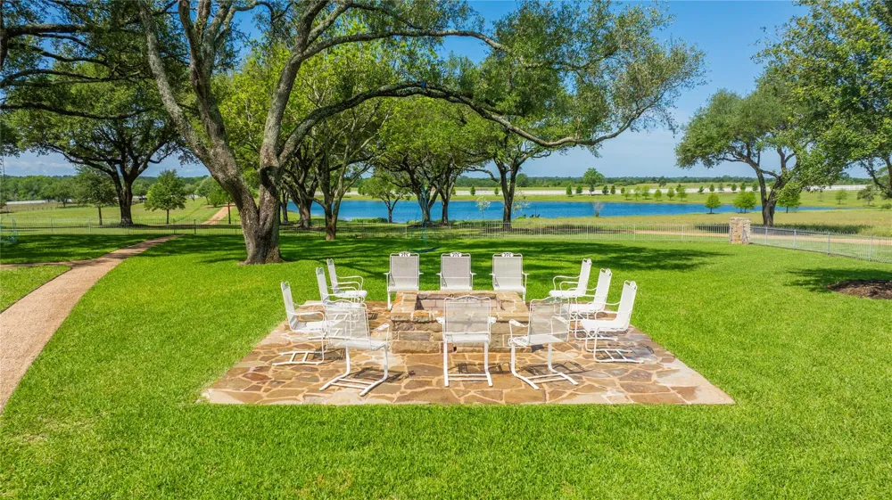 2228 Centerhill Road Bellville, TX 77418