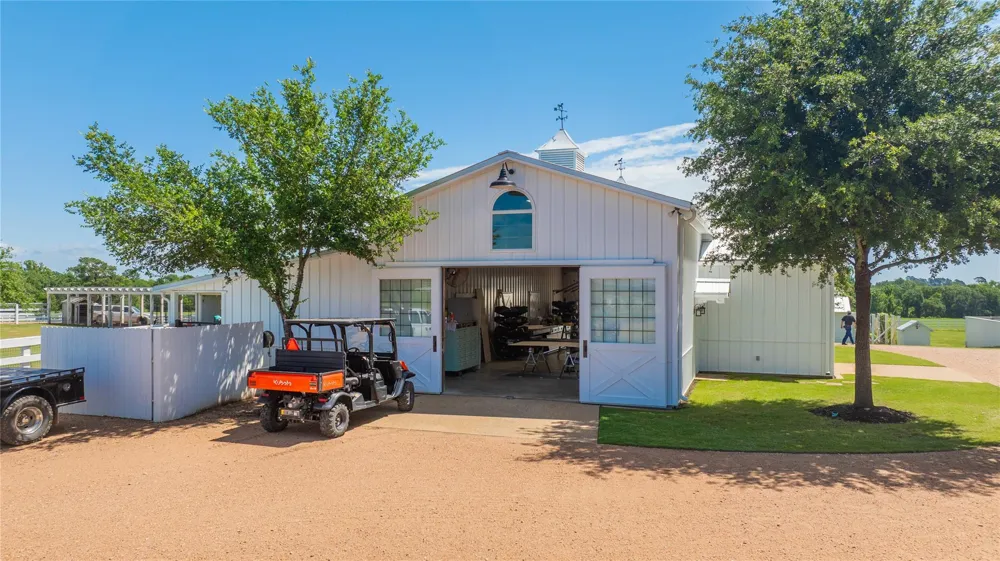 2228 Centerhill Road Bellville, TX 77418