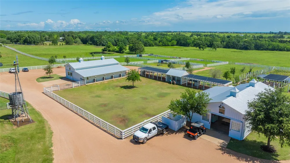 2228 Centerhill Road Bellville, TX 77418