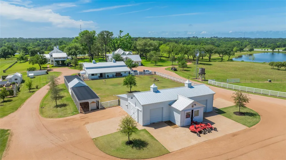 2228 Centerhill Road Bellville, TX 77418