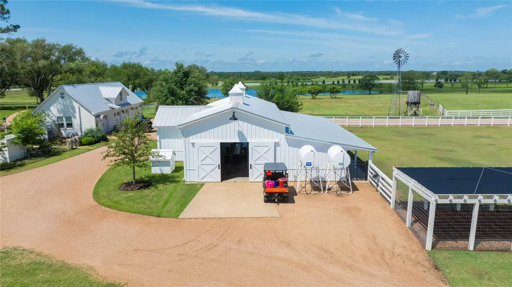 2228 Centerhill Road Bellville, TX 77418