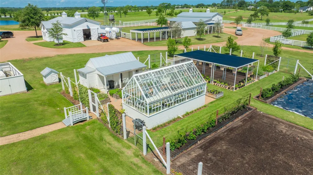 2228 Centerhill Road Bellville, TX 77418