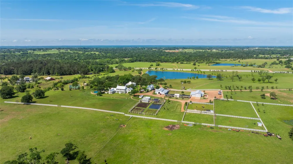 2228 Centerhill Road Bellville, TX 77418