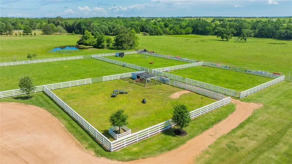 2228 Centerhill Road Bellville, TX 77418