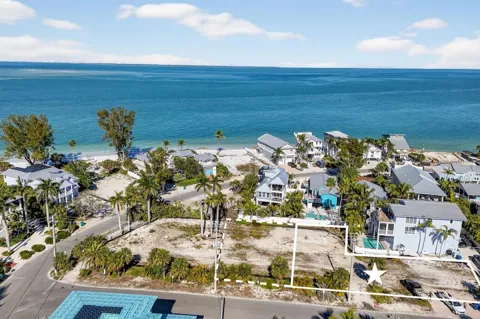 812 BAY BOULEVARD
