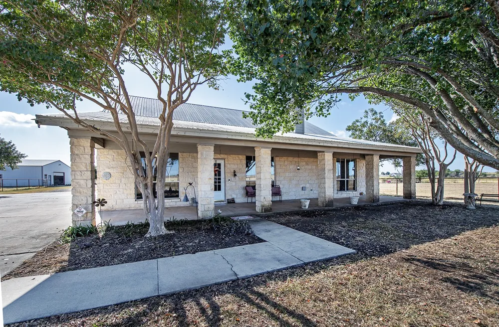 1833 County Road 305 Jarrell, TX 76537