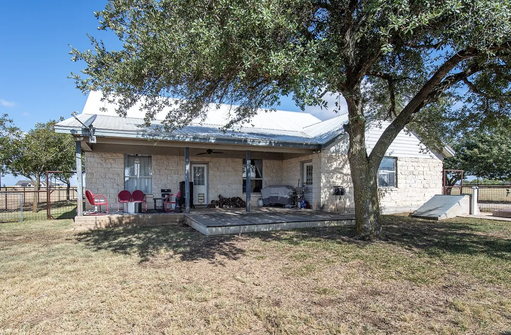 1833 County Road 305 Jarrell, TX 76537