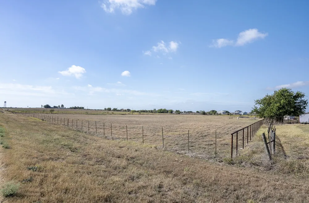 1833 County Road 305 Jarrell, TX 76537