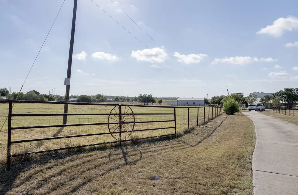 1833 County Road 305 Jarrell, TX 76537