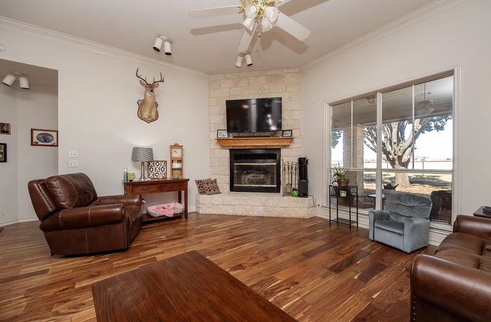 1833 County Road 305 Jarrell, TX 76537