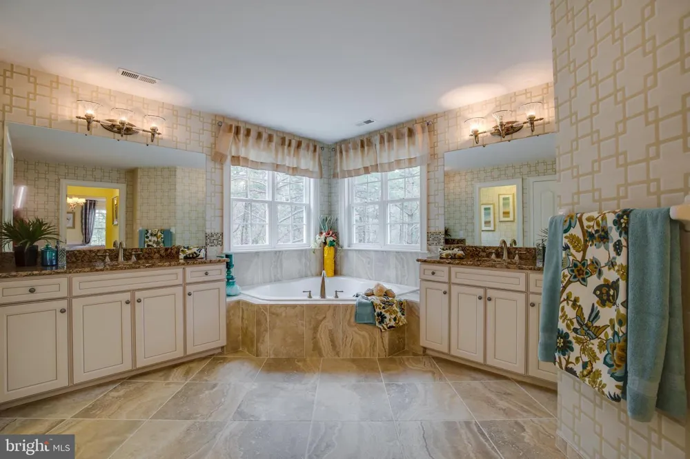 4 POND VIEW COURT Monroeville, NJ 08343