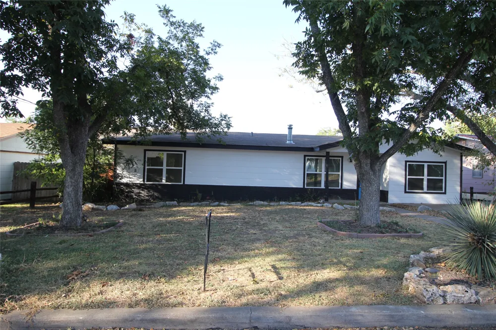 327 W Mulberry Street Fredericksburg, TX 78624