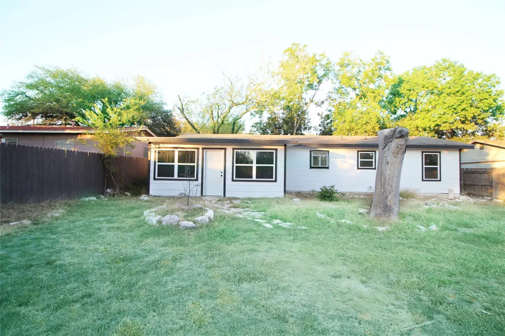 327 W Mulberry Street Fredericksburg, TX 78624