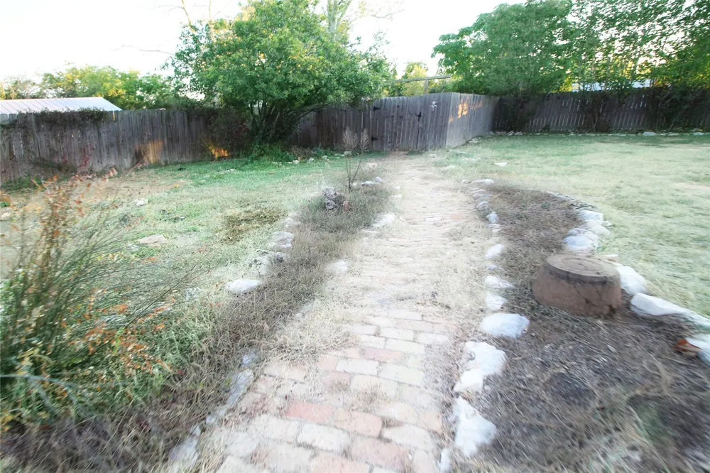 327 W Mulberry Street Fredericksburg, TX 78624