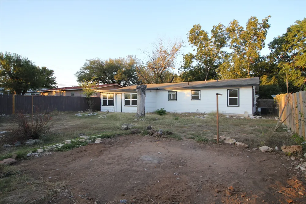 327 W Mulberry Street Fredericksburg, TX 78624