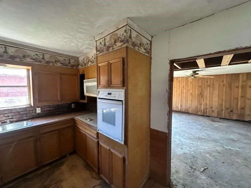 362 County Road 857 Buna, TX 77612