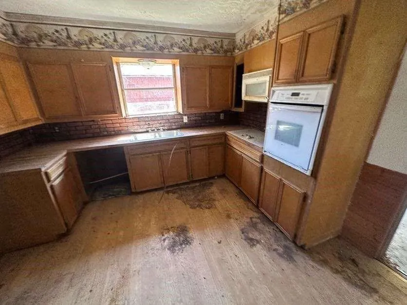 362 County Road 857 Buna, TX 77612