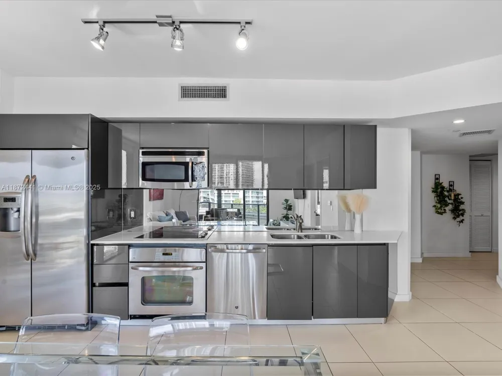 31 SE 6th St #802 Miami, FL 33131