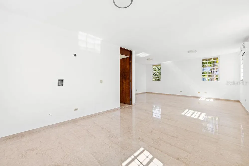 URB. SANTA MARIA 1906 CLL ORQUIDEA San Juan, PR 00927