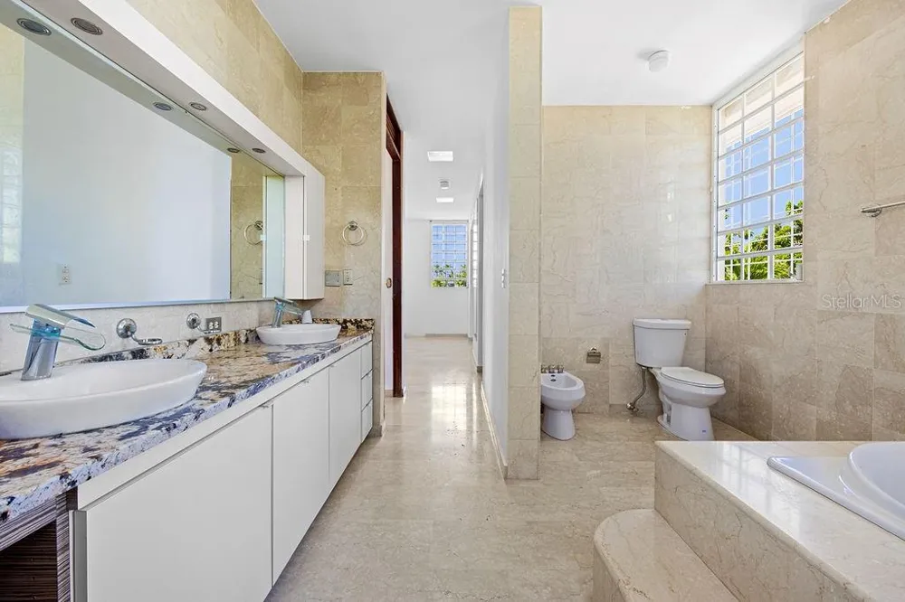 URB. SANTA MARIA 1906 CLL ORQUIDEA San Juan, PR 00927