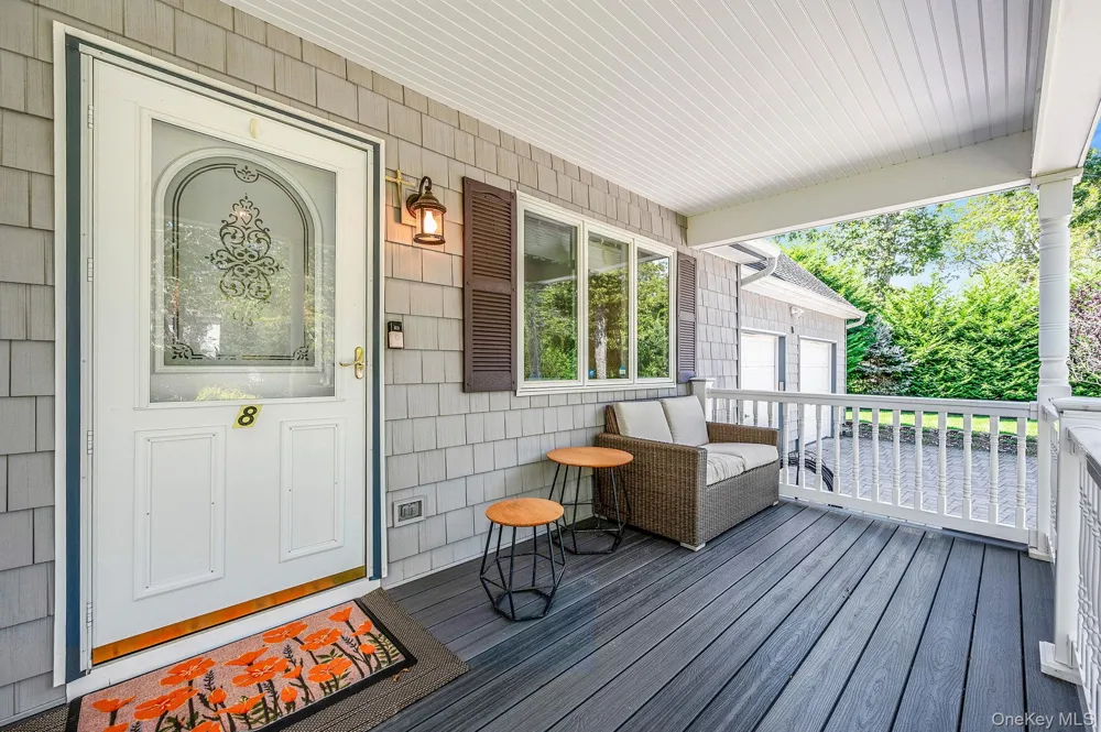 8 Paynes Lane East Quogue, NY 11942