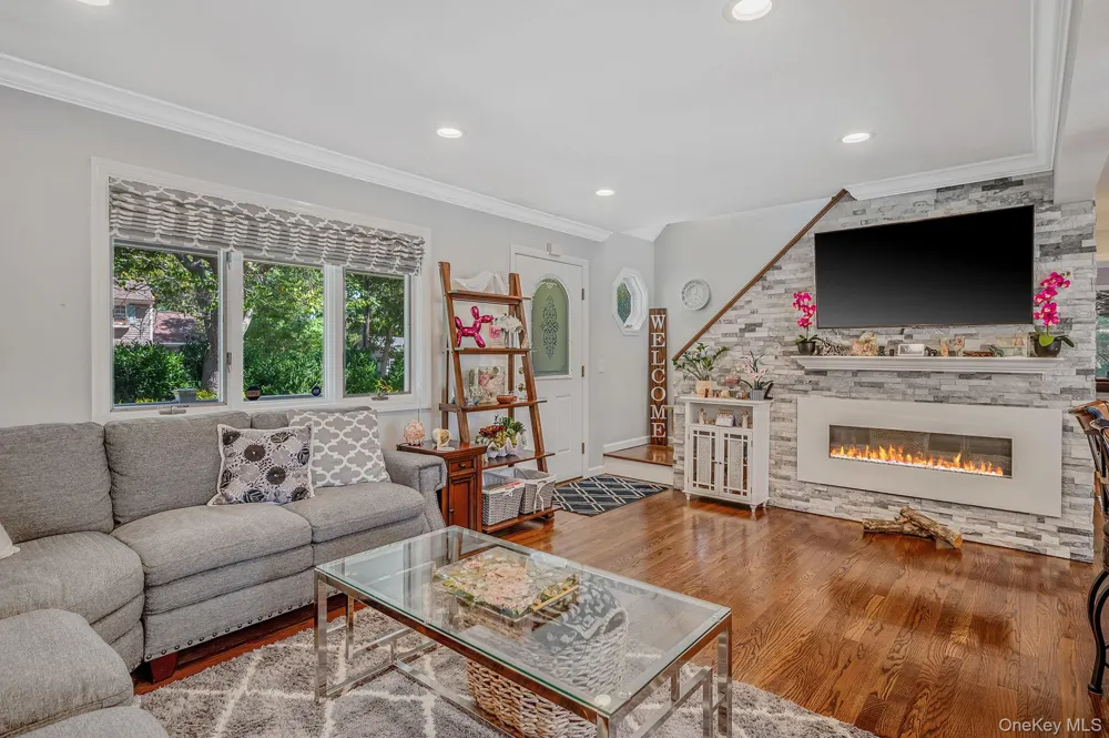 8 Paynes Lane East Quogue, NY 11942