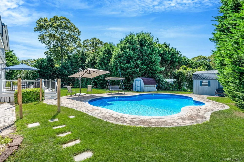 8 Paynes Lane East Quogue, NY 11942