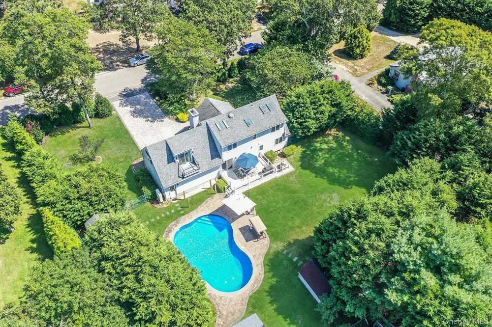8 Paynes Lane East Quogue, NY 11942