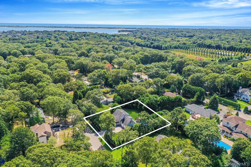 8 Paynes Lane East Quogue, NY 11942