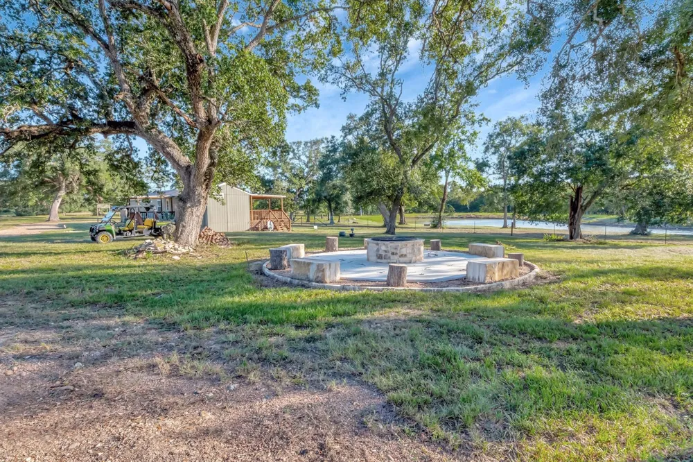 2698 County Road 284 Edna, TX 77957