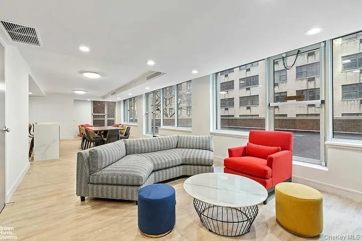 333 E 45th Street #17F New York (Manhattan), NY 10017