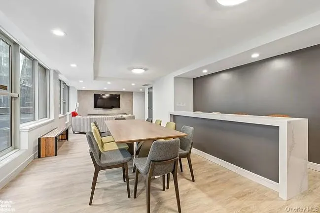 333 E 45th Street #17F New York (Manhattan), NY 10017