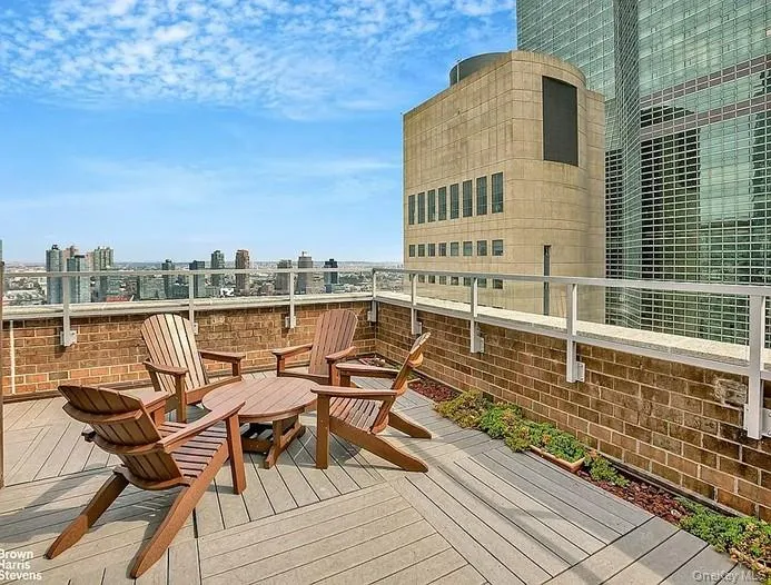 333 E 45th Street #17F New York (Manhattan), NY 10017