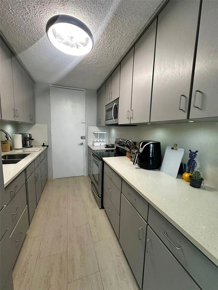 1261 LUIS VIGOREAUX AVENUE #18D Guaynabo, PR 00966