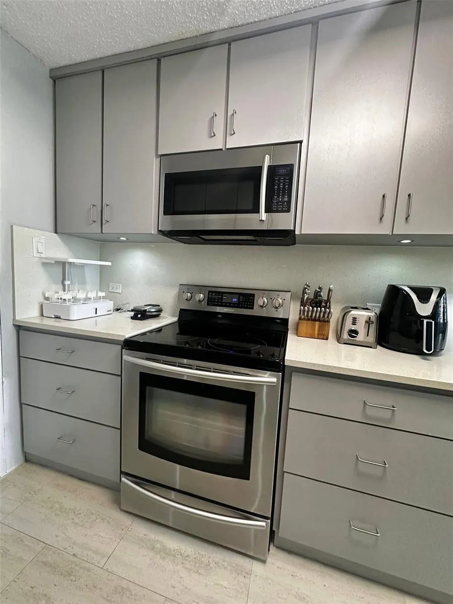 1261 LUIS VIGOREAUX AVENUE #18D Guaynabo, PR 00966