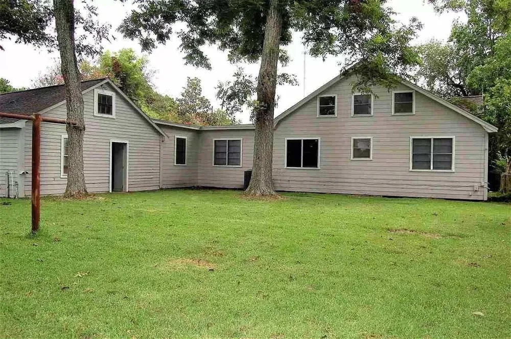 319 E Walnut Winnie, TX 77665