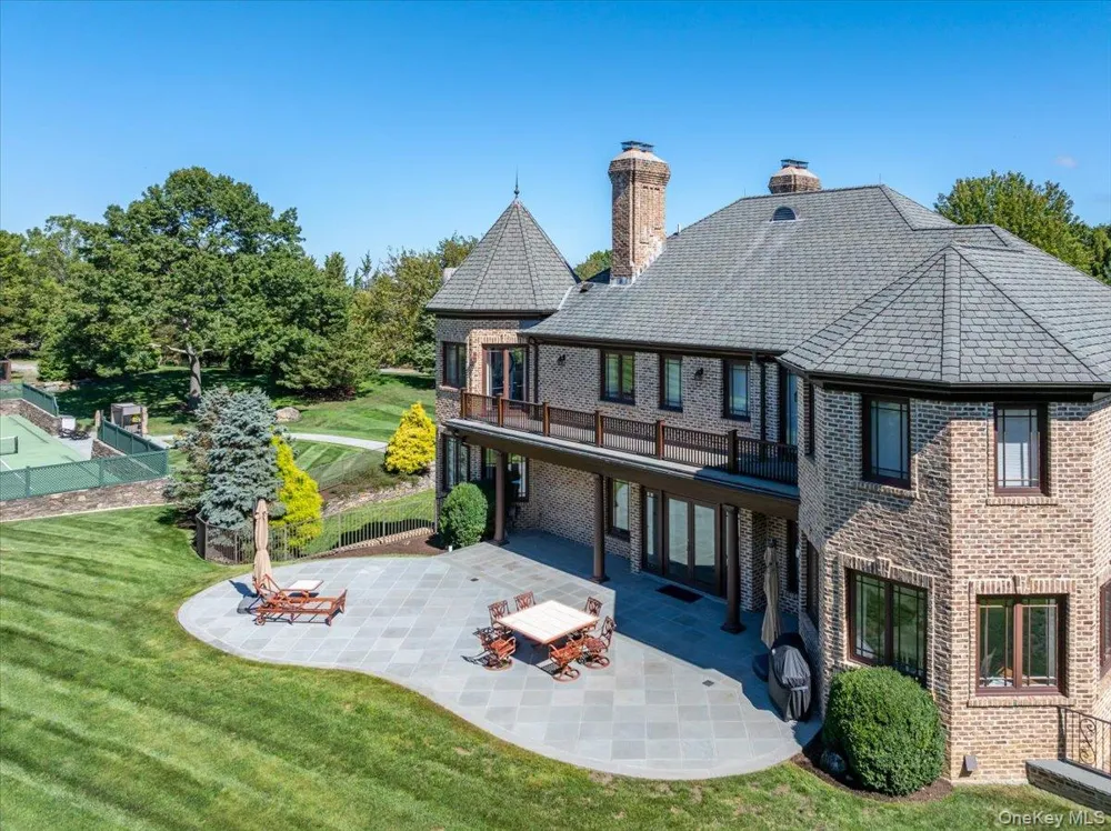 2 Sunset Drive Head Of The Harbor, NY 11780