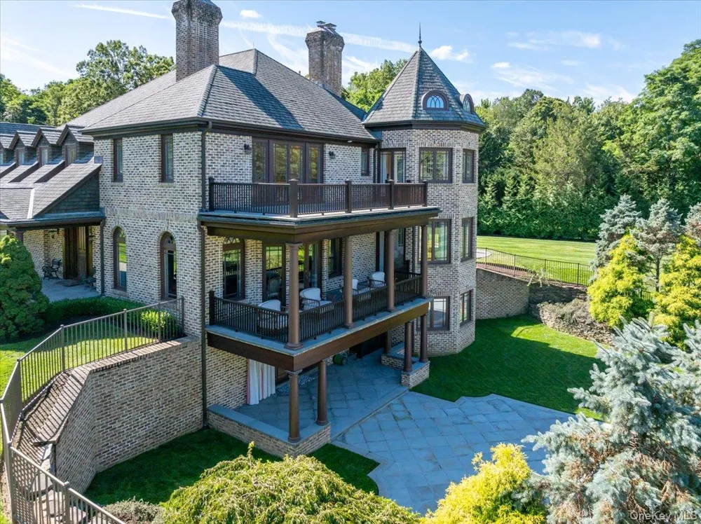2 Sunset Drive Head Of The Harbor, NY 11780