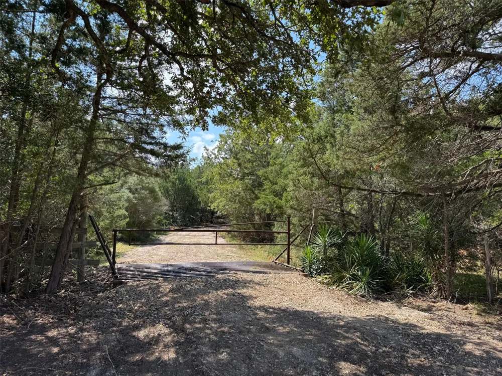 13115 Schoenemann Road Carmine, TX 78932