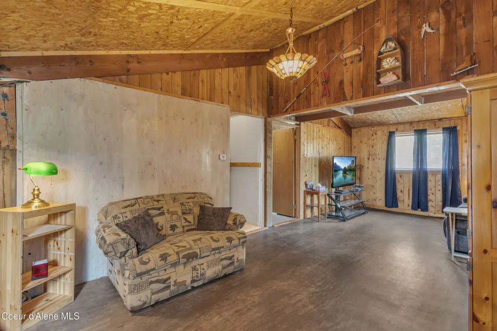 396 Wakena Lane Priest River, ID 83856