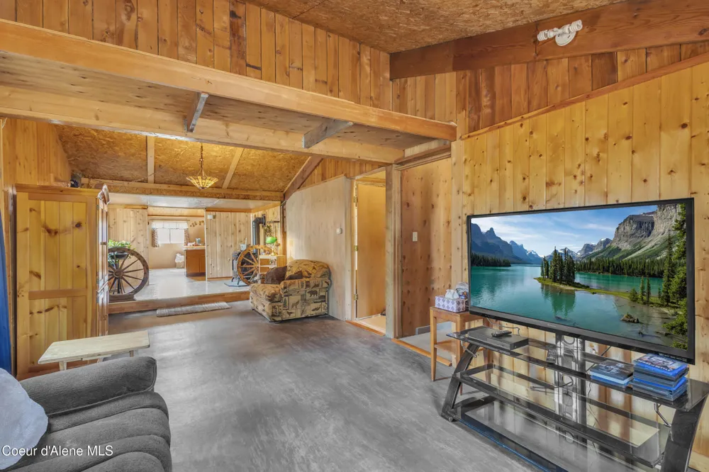 396 Wakena Lane Priest River, ID 83856