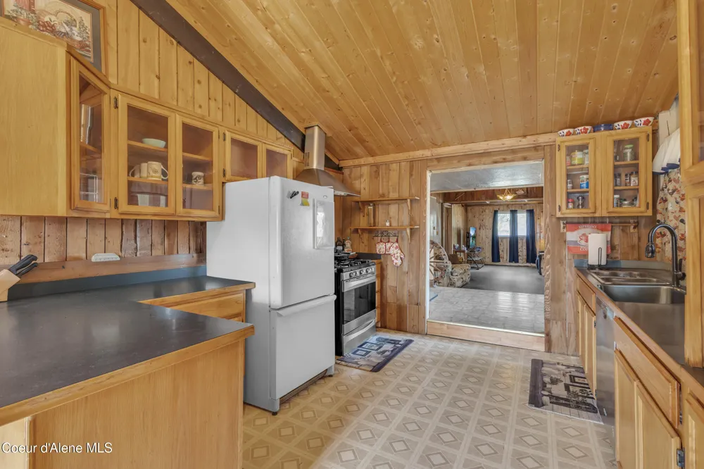 396 Wakena Lane Priest River, ID 83856